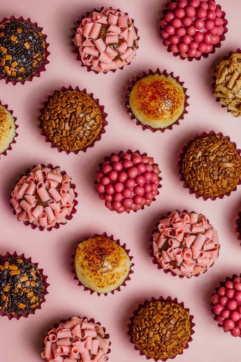 Seleção de brigadeiros sortidos em fundo rosa